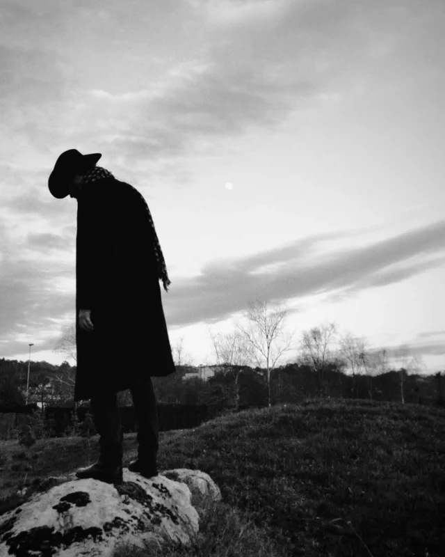 ... Pues sigo con el #BW
. 
@mrjohnpaperback 
@jbatlantico 
. 
#asturias #spain #botanico #atlantico #bw #blackandwhite #mobilephotography #portrait #musicphotography